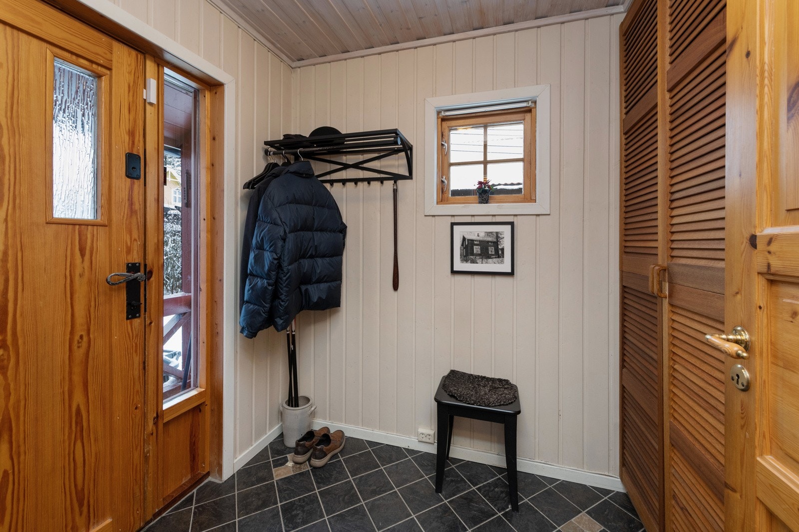 Det første som møter deg i dette hjemmet er en praktisk entré. Dobbelt garderobeskap og klesknagger, tilrettelegger godt for oppbevaring av uteklær. Galleribilde