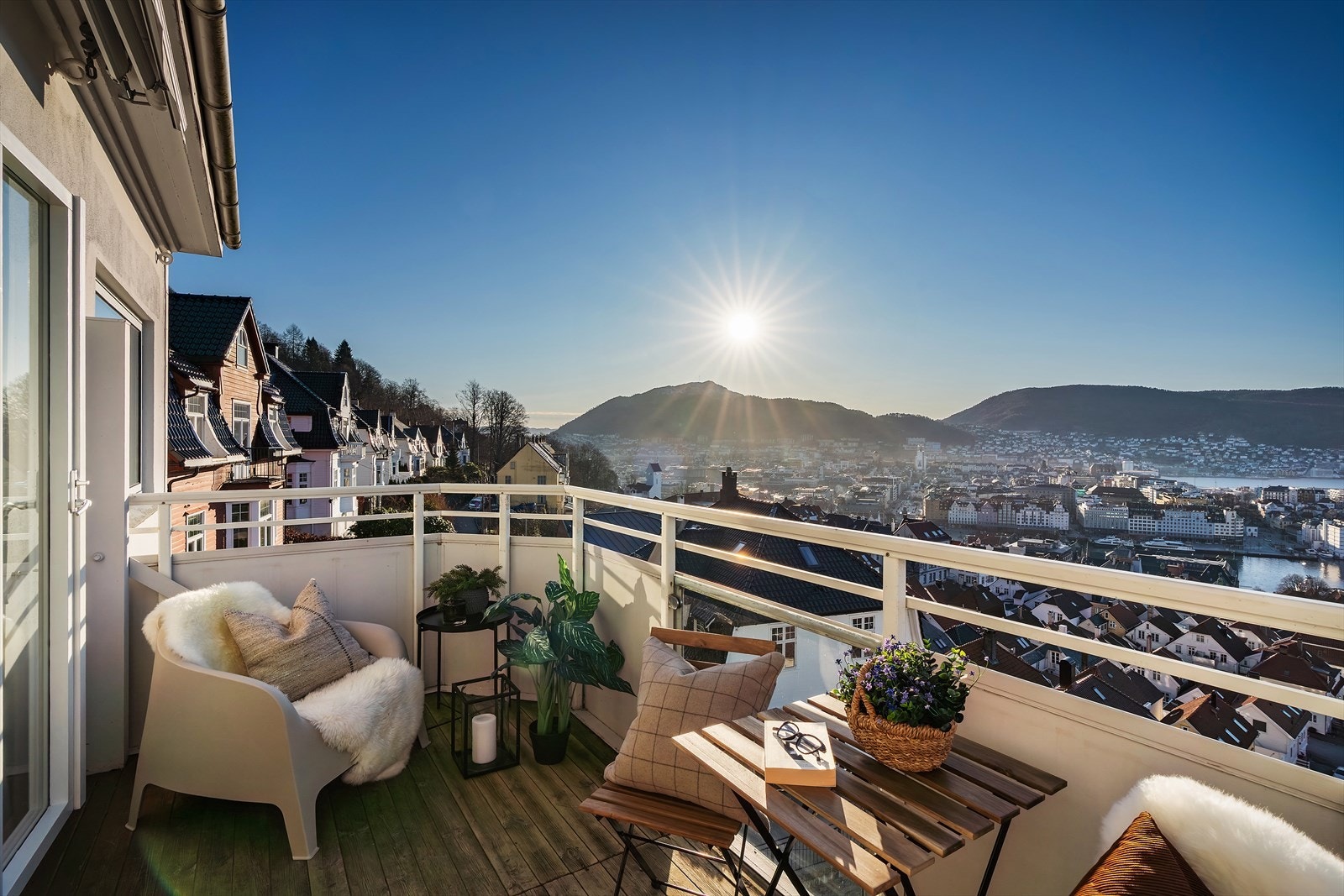 Her er det plass til ønsket utemøblering. Galleribilde