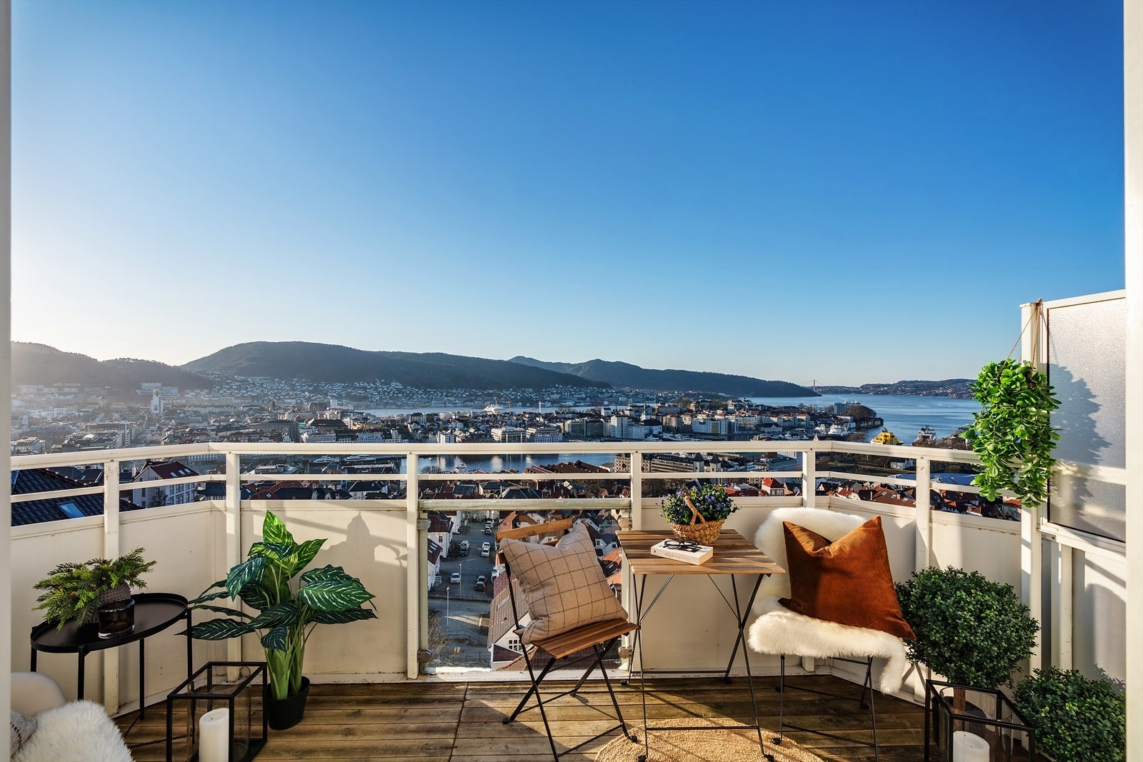 Aktiv Eiendomsmegling v/Roger Glesnes har gleden av å presentere Skanselien 15! Lekker 3-roms i 5. etasje | Magisk utsikt, fantastiske solforhold og rolig, sentral beliggenhet! Galleribilde