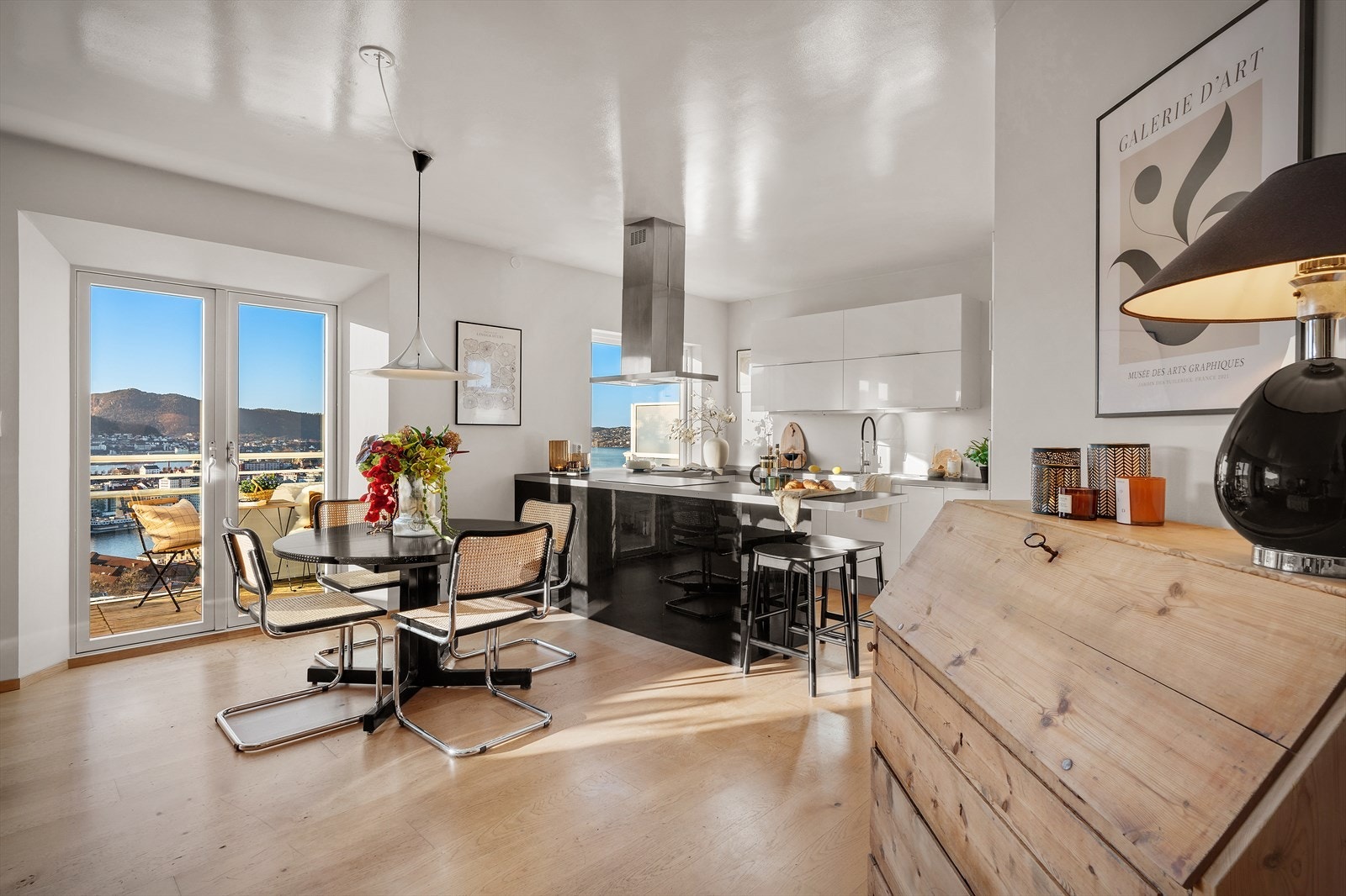 Leilighetens åpne stue-/kjøkkenløsning skaper en luftig atmosfære. Galleribilde