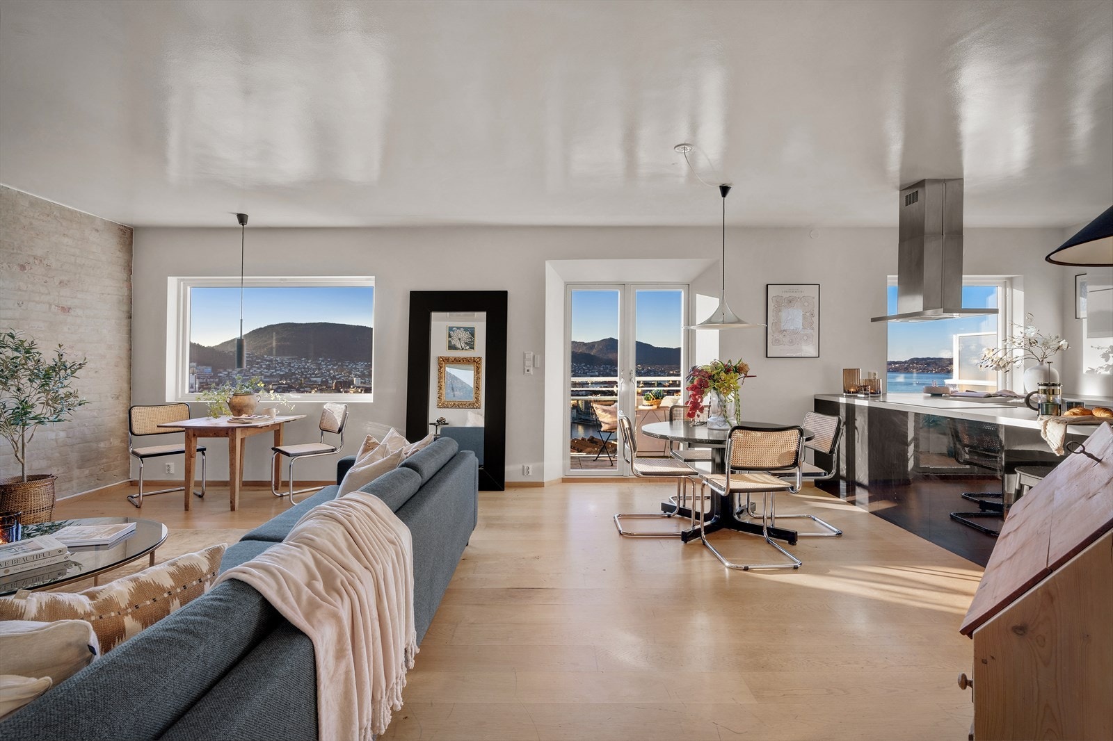 Her får du en lekker 3-roms leilighet med stue/kjøkken, to soverom, bad, entré med garderobeskap. Galleribilde