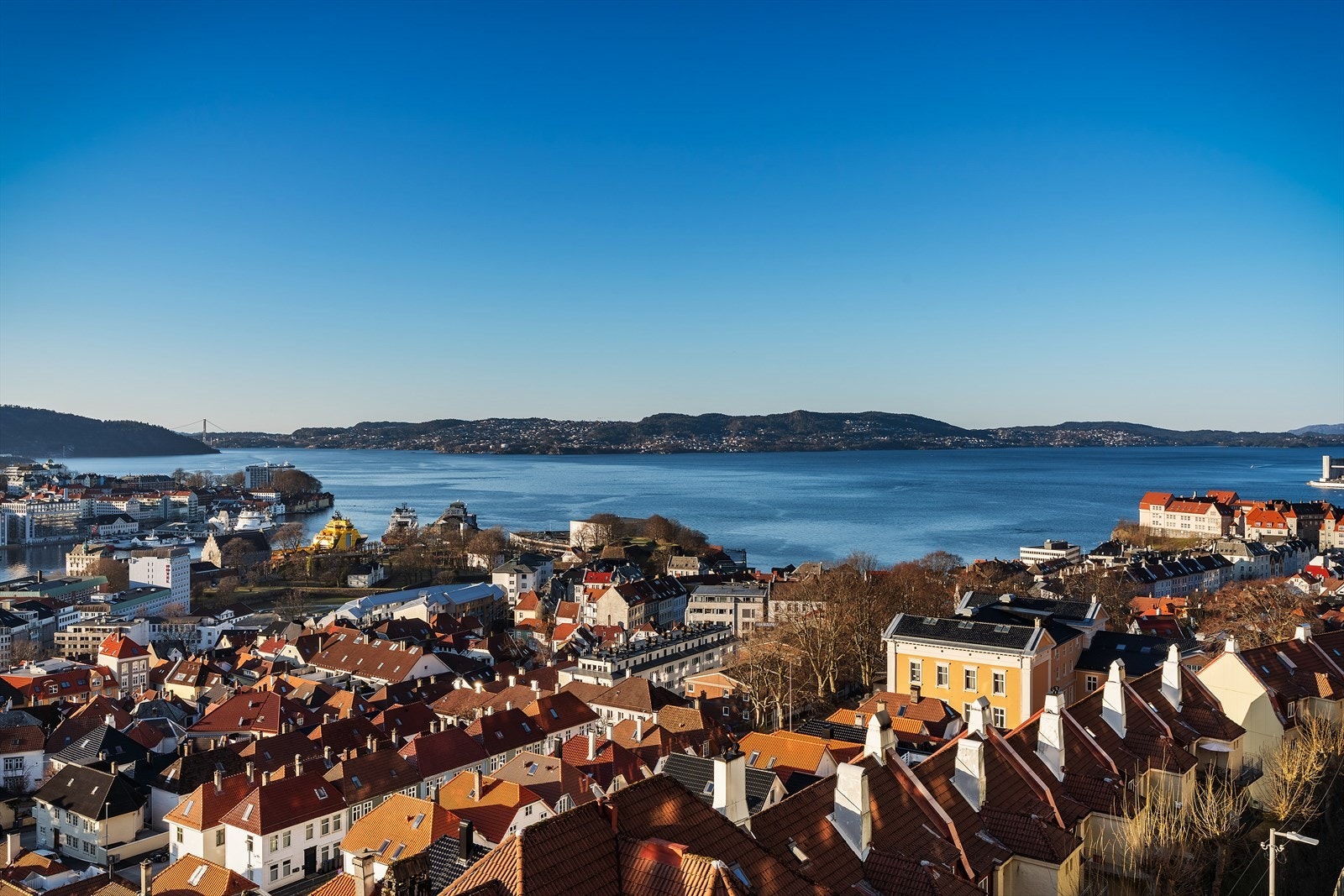 Leiligheten har en beliggenhet som på en sjelden og god måte kombinerer urbant byliv med natur- og friluftsopplevelser. Galleribilde