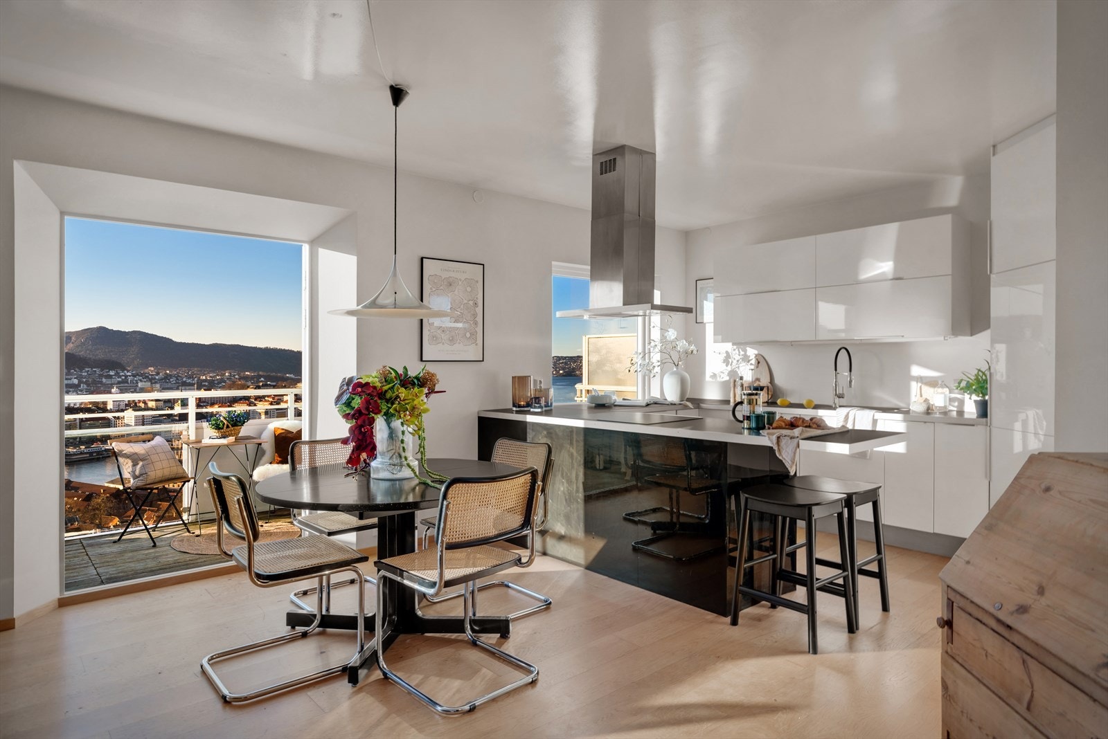 Det er varmekabler i hele leiligheten og peis i stuen, samt ventilasjon basert på naturlig oppdrift med tilluftventiler i yttervegger og avtrekkskanaler fra bad og kjøkken. Galleribilde