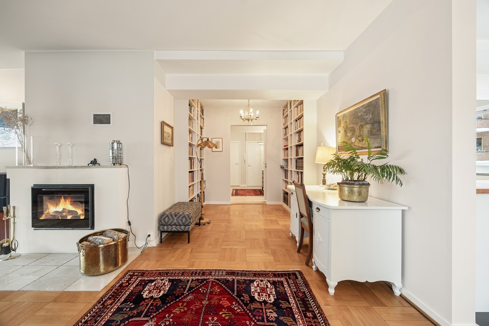 Mellomgang med plassbygde bokhyller. Galleribilde