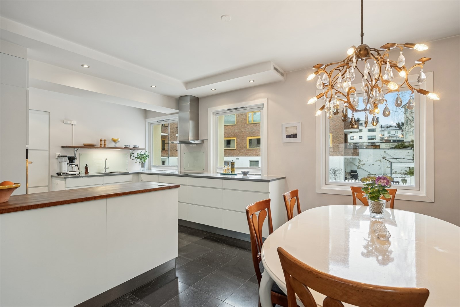 Flislagt gulv med varmekabler på kjøkkenet. Galleribilde