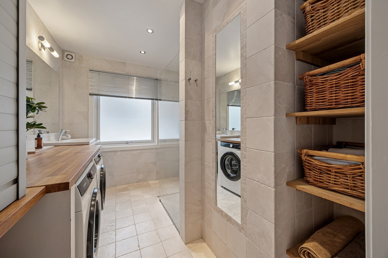 Baderom med opplegg for vaskemaskin. Galleribilde