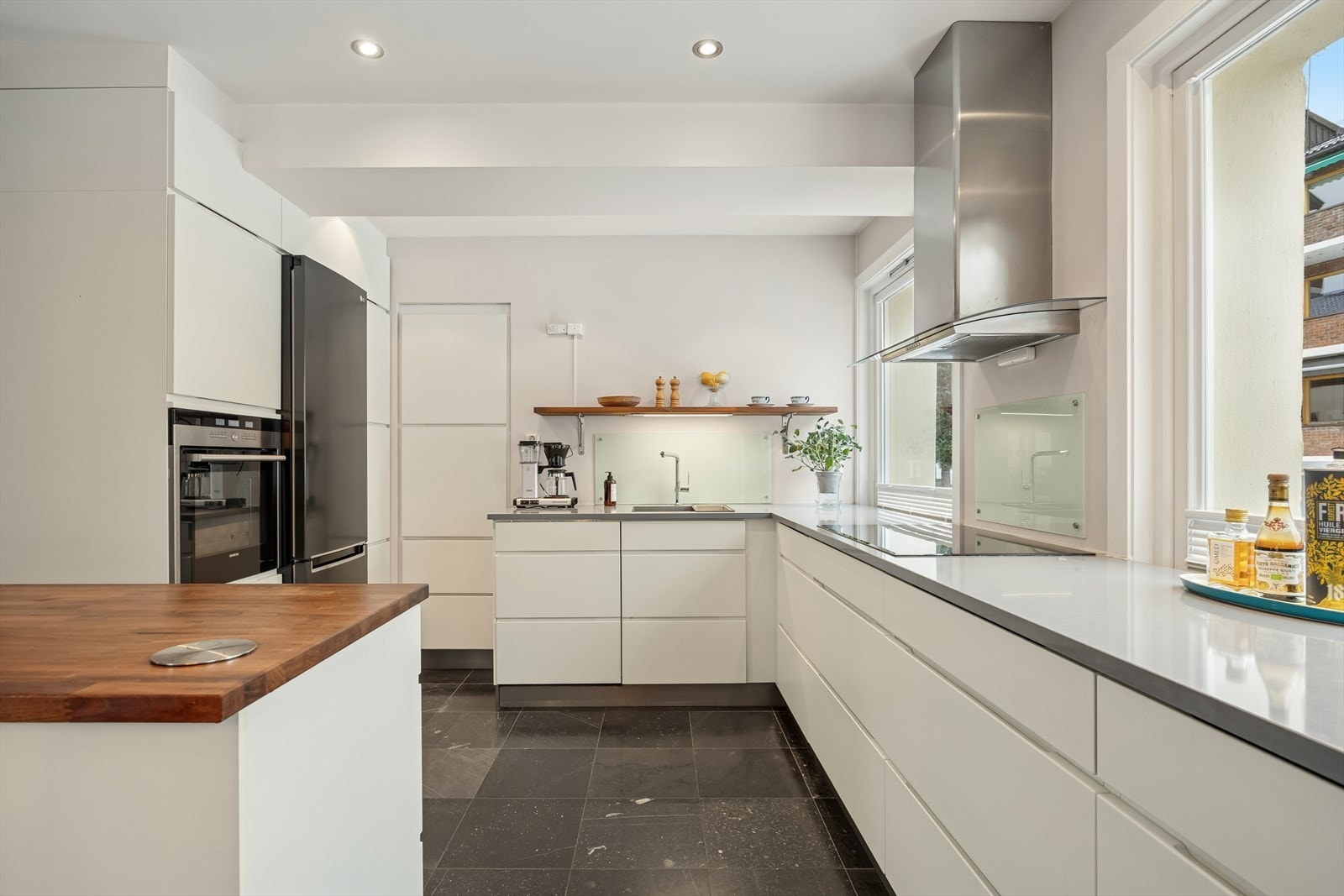 Kjøkkeninnredning fra Kvik - det er kjøkkenventilator med avtrekk ut. Galleribilde