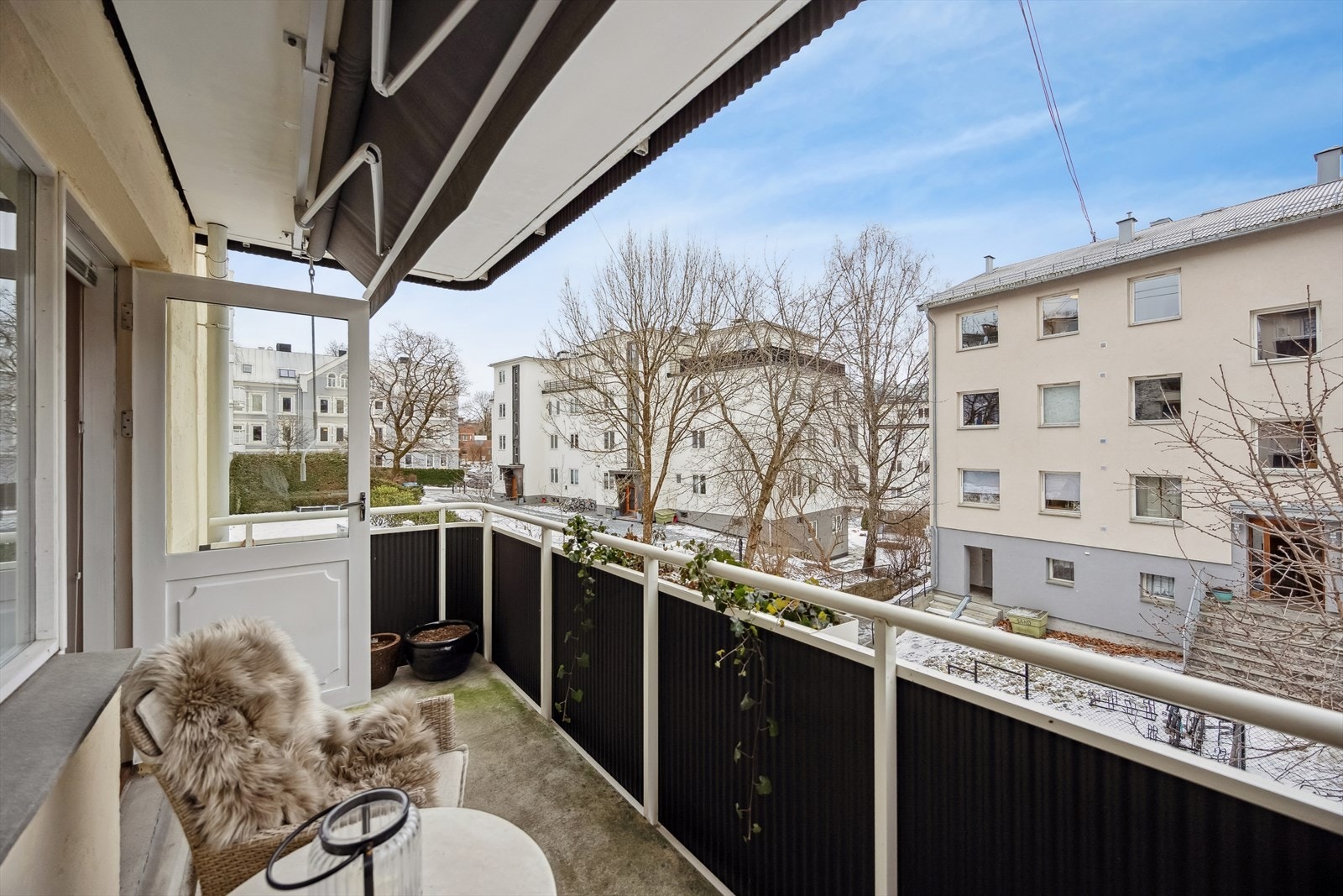 Utgang fra stuen til balkongen. Det er montert markise for solskjerming. Galleribilde