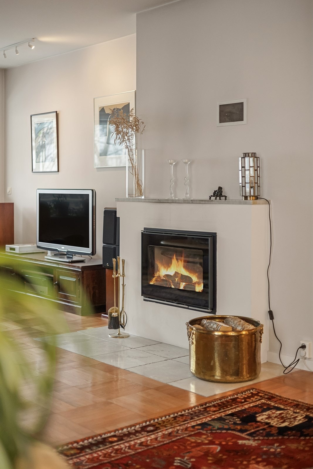 Det er vedpeis i stuen hvor det er satt inn vifte for ekstra avtrekk. Galleribilde