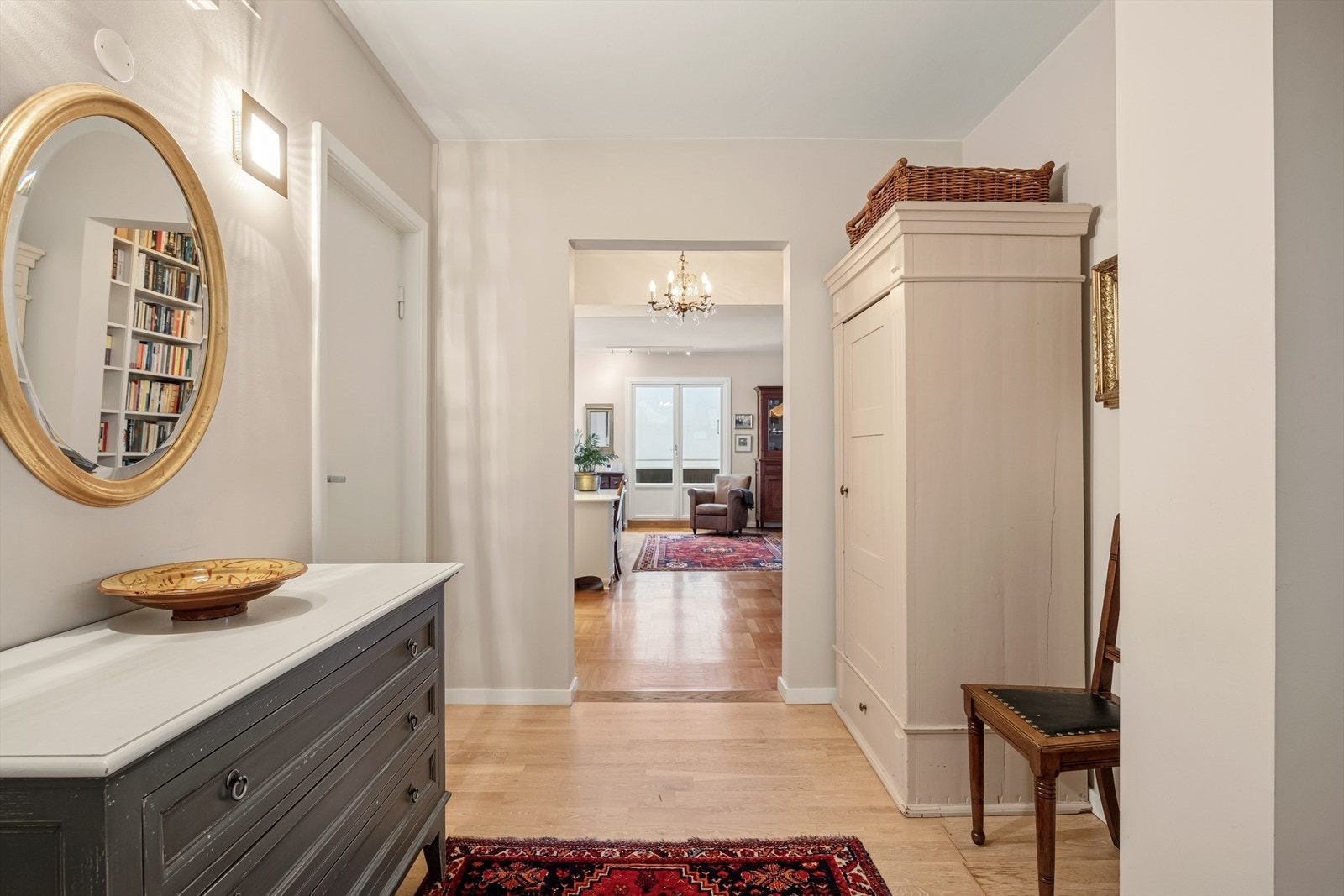 Romslig entré med varmekabler i gulvet og godt med plass til garderobeskap. Galleribilde