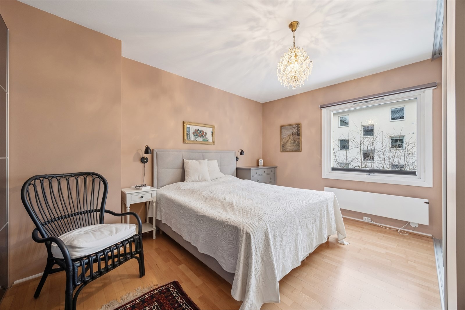 Hovedsoverom med god plass til dobbeltseng og tilhørende nattbord. Galleribilde