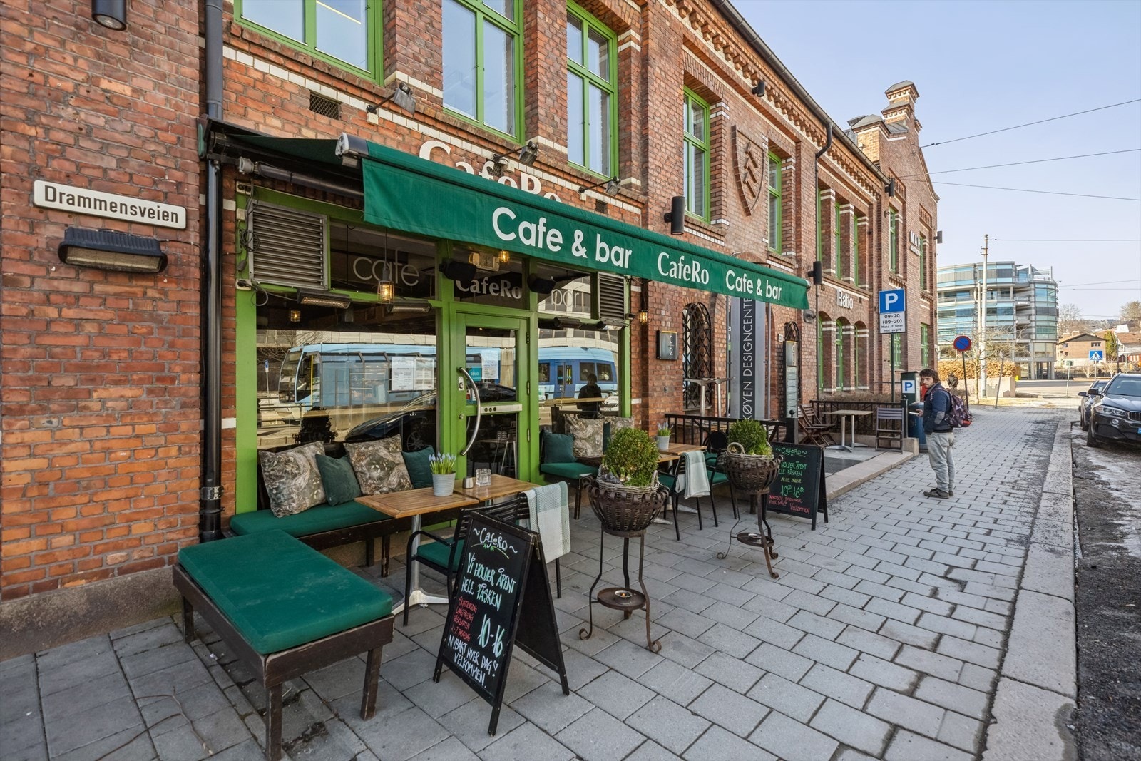 Hyggelige kafeer og butikker på Thune, et steinkast fra leiligheten. Galleribilde