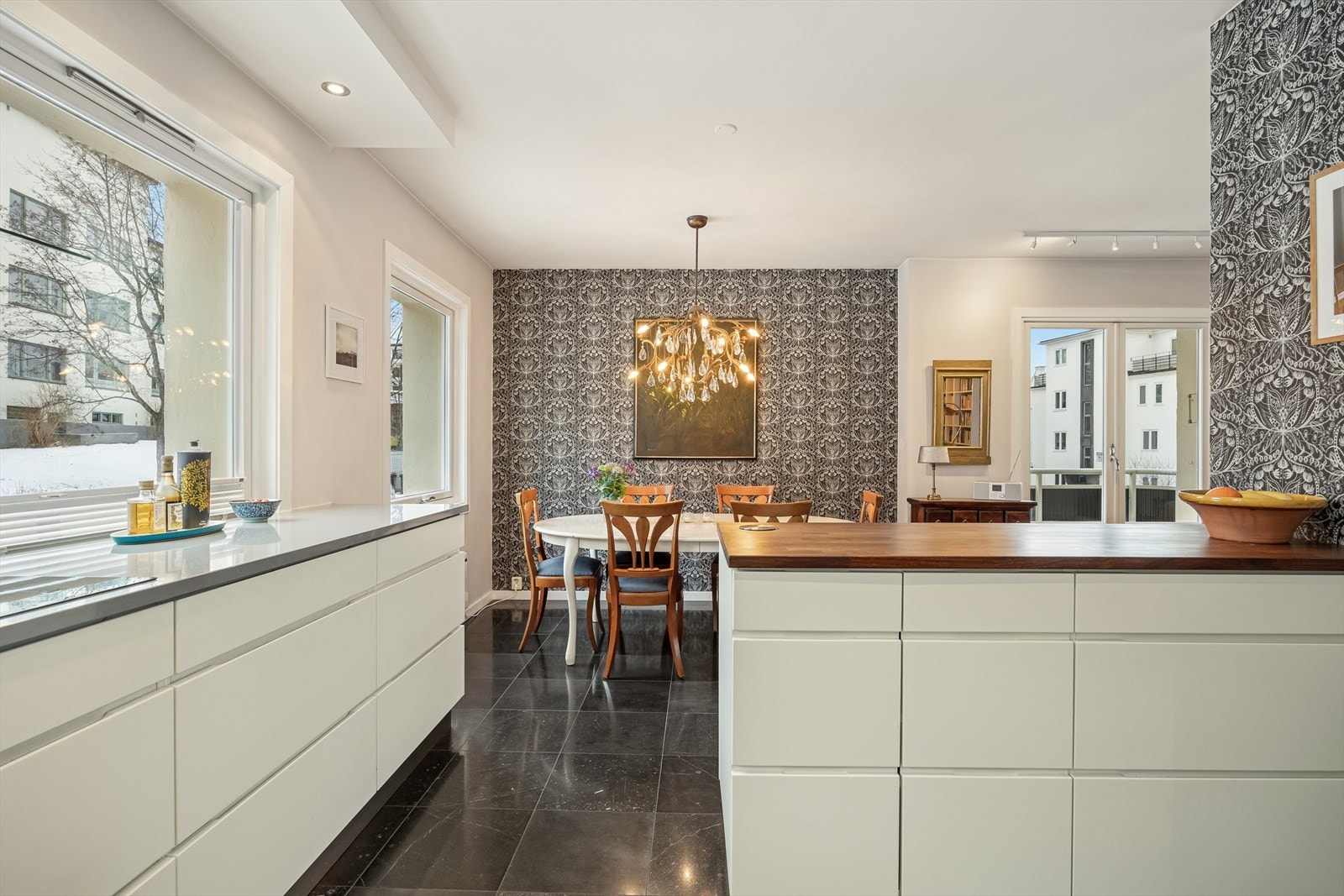 Godt med benk- og skapplass på kjøkkenet. Galleribilde