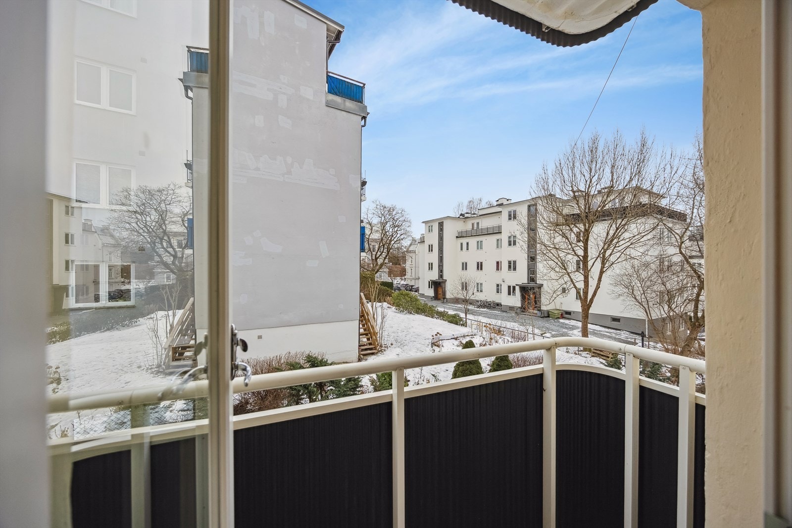 Frokostbalkong med morgensol. Galleribilde