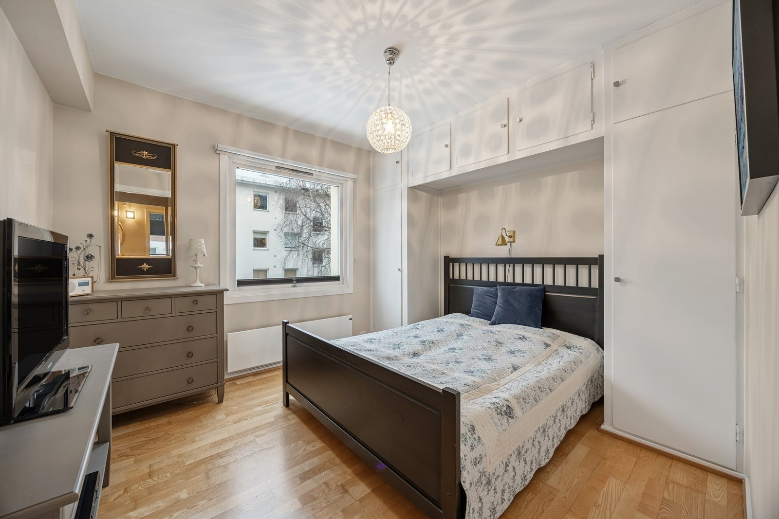 Soverom II er romslig, med god plass til dobbeltseng og ønsket møblering. Galleribilde