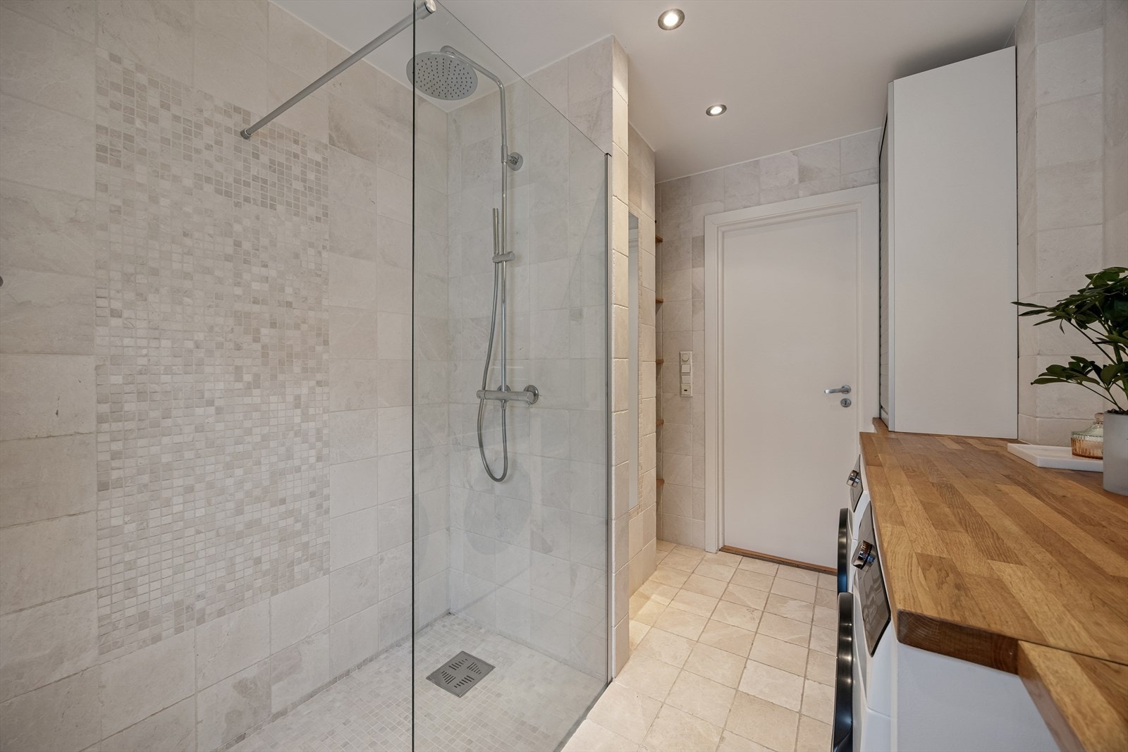 Varmekabler i gulv og downlights i himling. Galleribilde