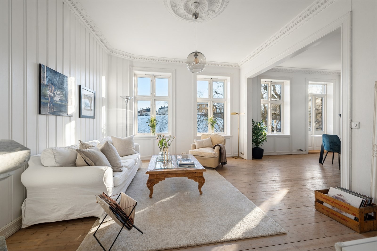 Med en smart og funksjonell planløsning gir oppholdsrommet gode muligheter for harmonisk soneinndeling, slik at du kan tilpasse rommet etter dine egne behov og ønsket atmosfære. Galleribilde