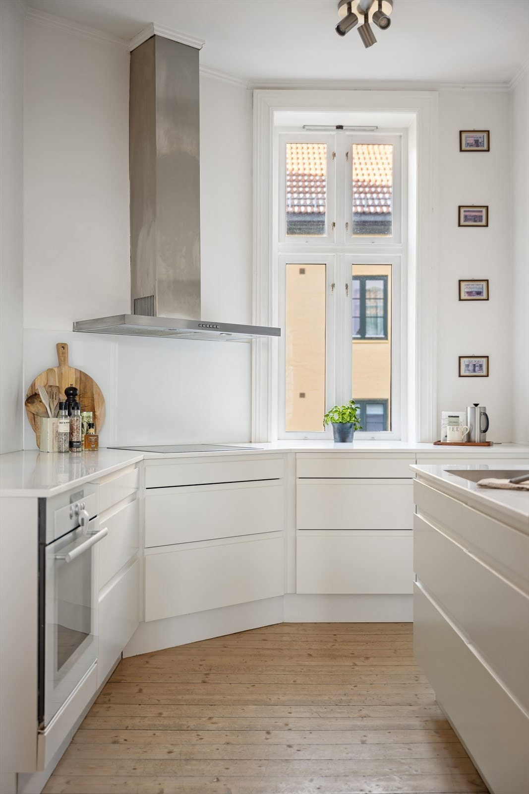 Kjøkkenet ble oppgradert med tidløse fronter i 2015. Rommet ligger adskilt i eget rom med glatte fronter og benkeplate i kompositt med vaskekum og kjøkkenkran. Med handelen følger induksjonstopp, stekeovn, oppvaskmaskin og kjøl/fryseskap. Galleribilde