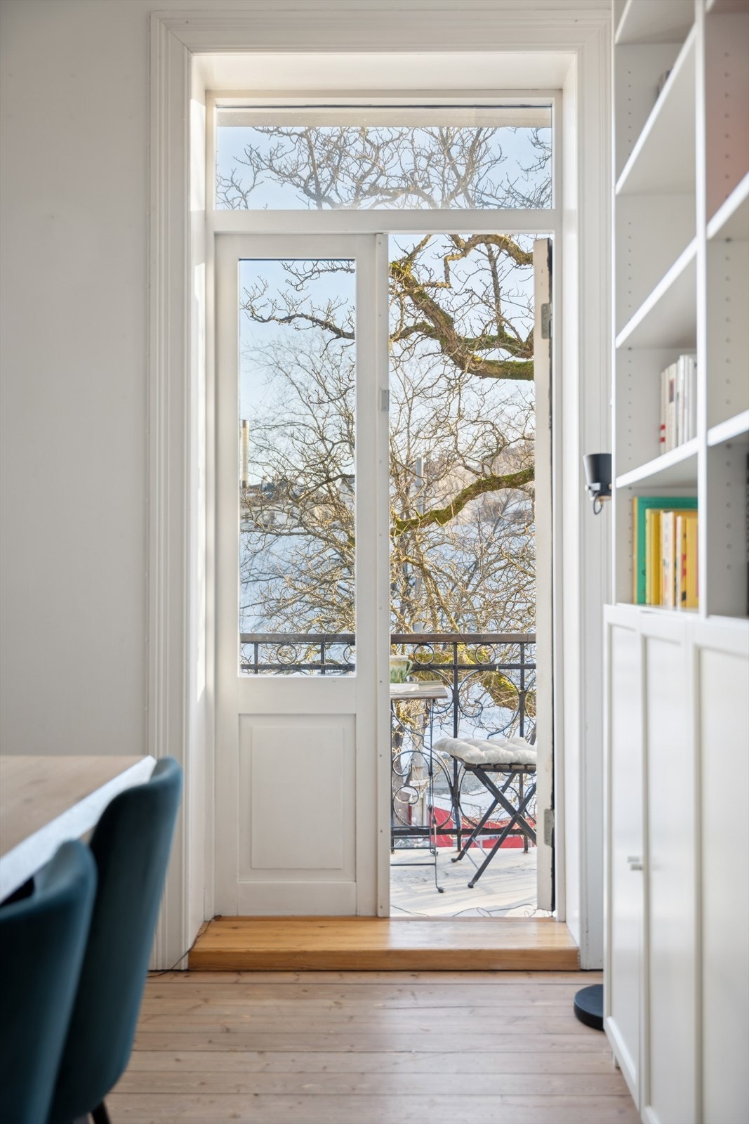 Balkongen fungerer som en naturlig forlengelse av stuen og gir rommet en herlig følelse av ekstra plass og luft. Galleribilde