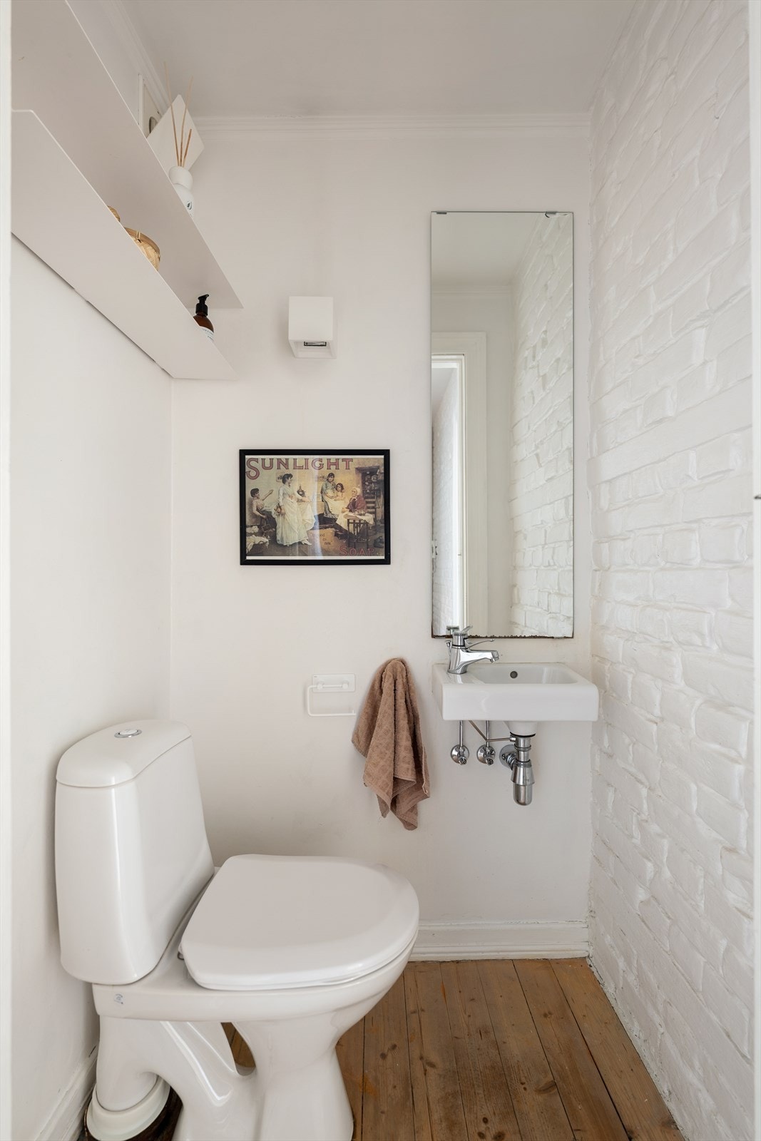 Fra gangen kommer du inn til et separat WC, noe som er både praktisk og komfortabelt, særlig når du har gjester og ønsker å holde hovedbadet mer privat. Galleribilde