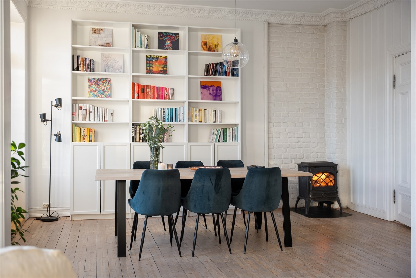 Vedovnen i spisestuen gir en behagelig varme på kjølige dager og tilfører samtidig interiøret et elegant, klassisk uttrykk. Stuen har en imponerende takhøyde på 3 meter, noe som gir rommet ekstra volum og en luftig karakter. Galleribilde