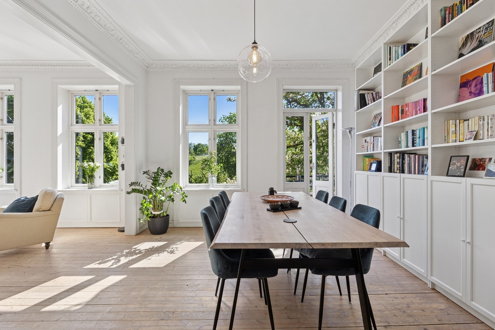 Gangen leder inn til en lys spisestue med direkte tilgang til leilighetens balkong, som gir rommet et luftig og åpent preg. Galleribilde