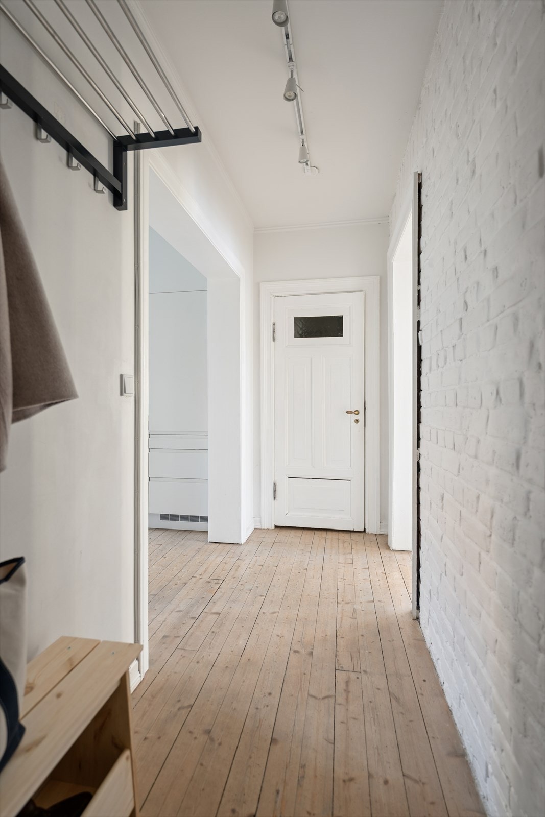 Velkommen inn! Klassisk teglsteinsvegg som gir et tidløst preg, med gode muligheter for å henge fra seg yttertøy og oppbevare sko. Galleribilde