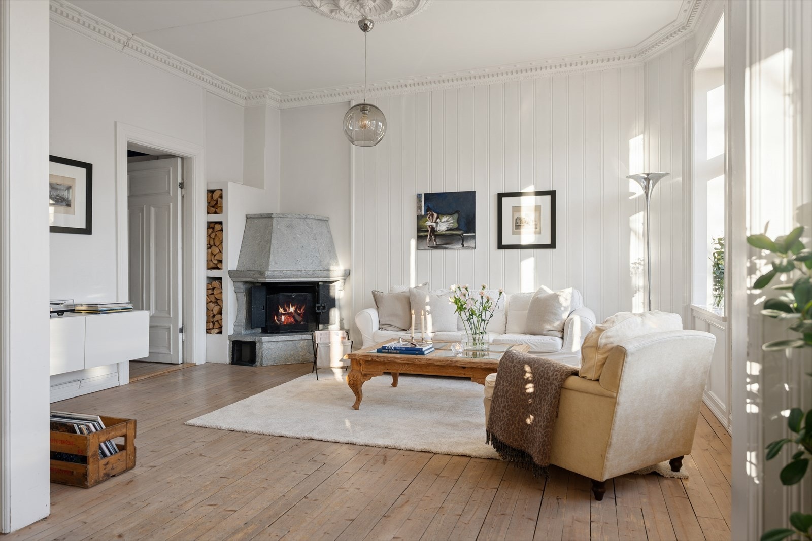 Nydelige detaljer preger flere av rommene, med blant annet vakker stukkatur, takrosett og andre klassiske elementer som gir boligen et særpreget og tidløst uttrykk. Galleribilde