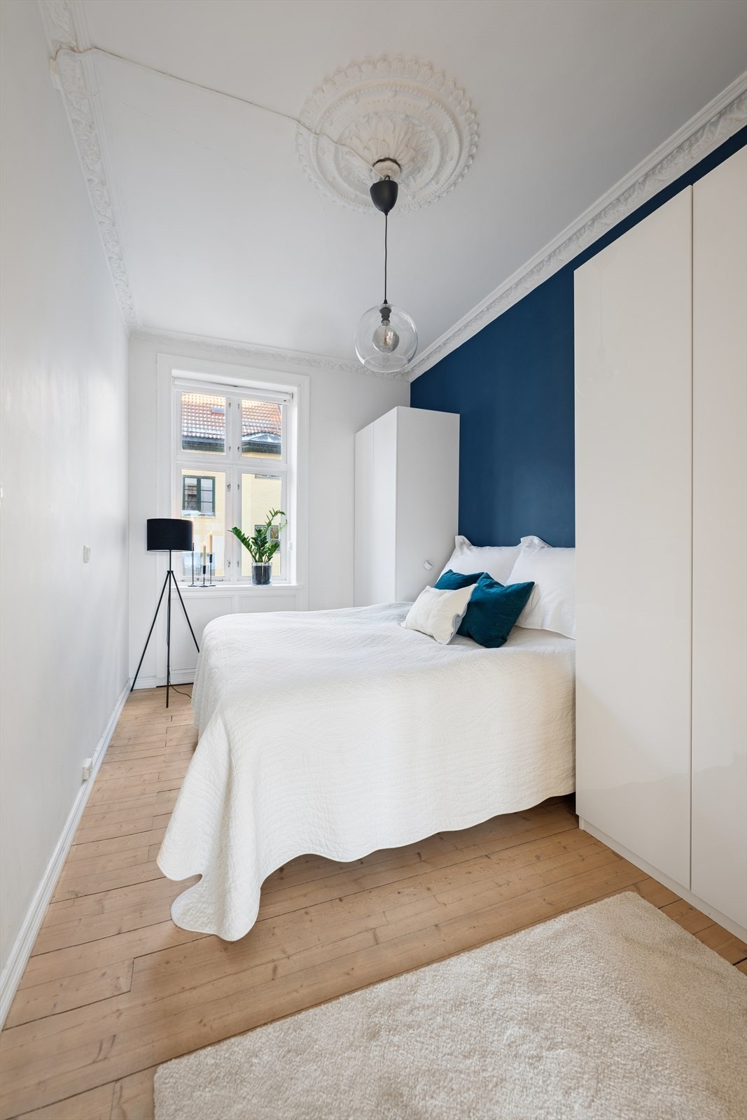 Soverommet har en svært god størrelse, med plass til stor seng og det du ellers måtte ønske. Her finner du også rikelig med lagringsmuligheter som bidrar til et ryddig og funksjonelt rom. Galleribilde