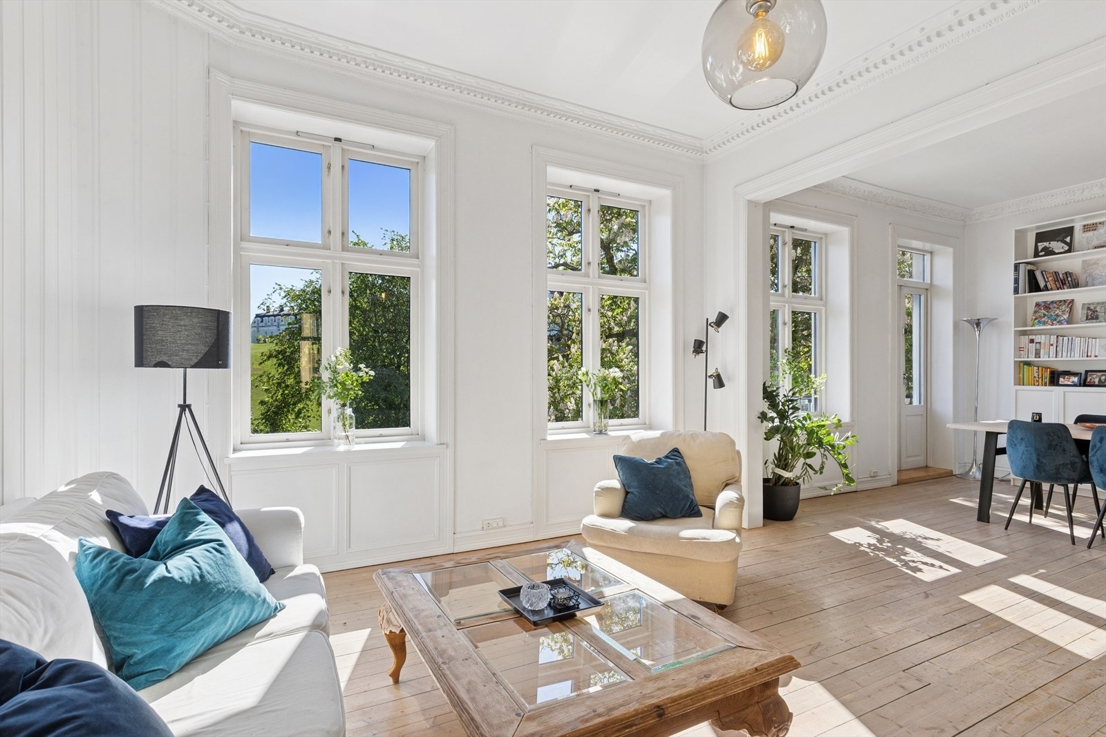 De to stuene ligger sømløst etter hverandre og gir et imponerende oppholdsareal med god plass til både selskap og hverdagsbruk. Fra vinduene har du en vakker utsikt mot "Idioten", som gir et rolig og grønt bakteppe. Galleribilde