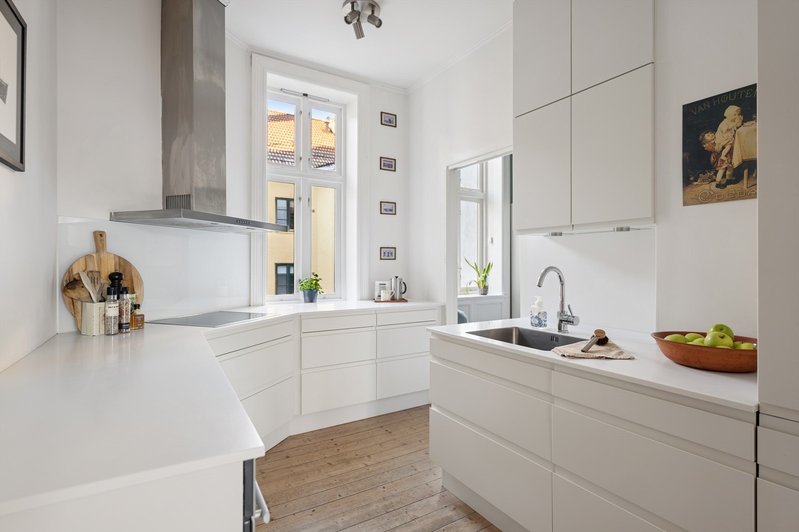 Masse benkeplass for den matglade, med en gjennomtenkt løsning som gir et luftig uttrykk uten å gå på bekostning av lagring. Galleribilde