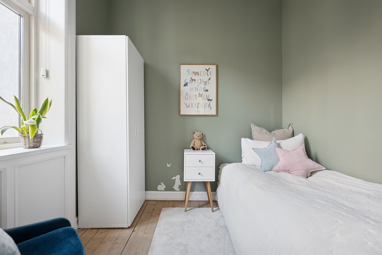 Soverom II har store vindusoverflater med godt lysinnslipp og vender mot en rolig bakgård, skjermet fra trafikk. Galleribilde