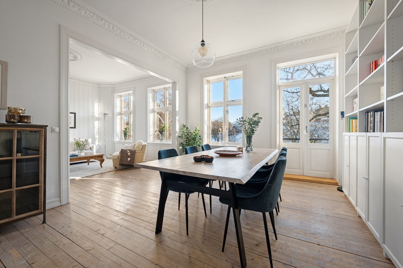 Store vindusflater slipper inn rikelig med naturlig lys og gir stuen en lys og behagelig atmosfære gjennom hele dagen. Galleribilde