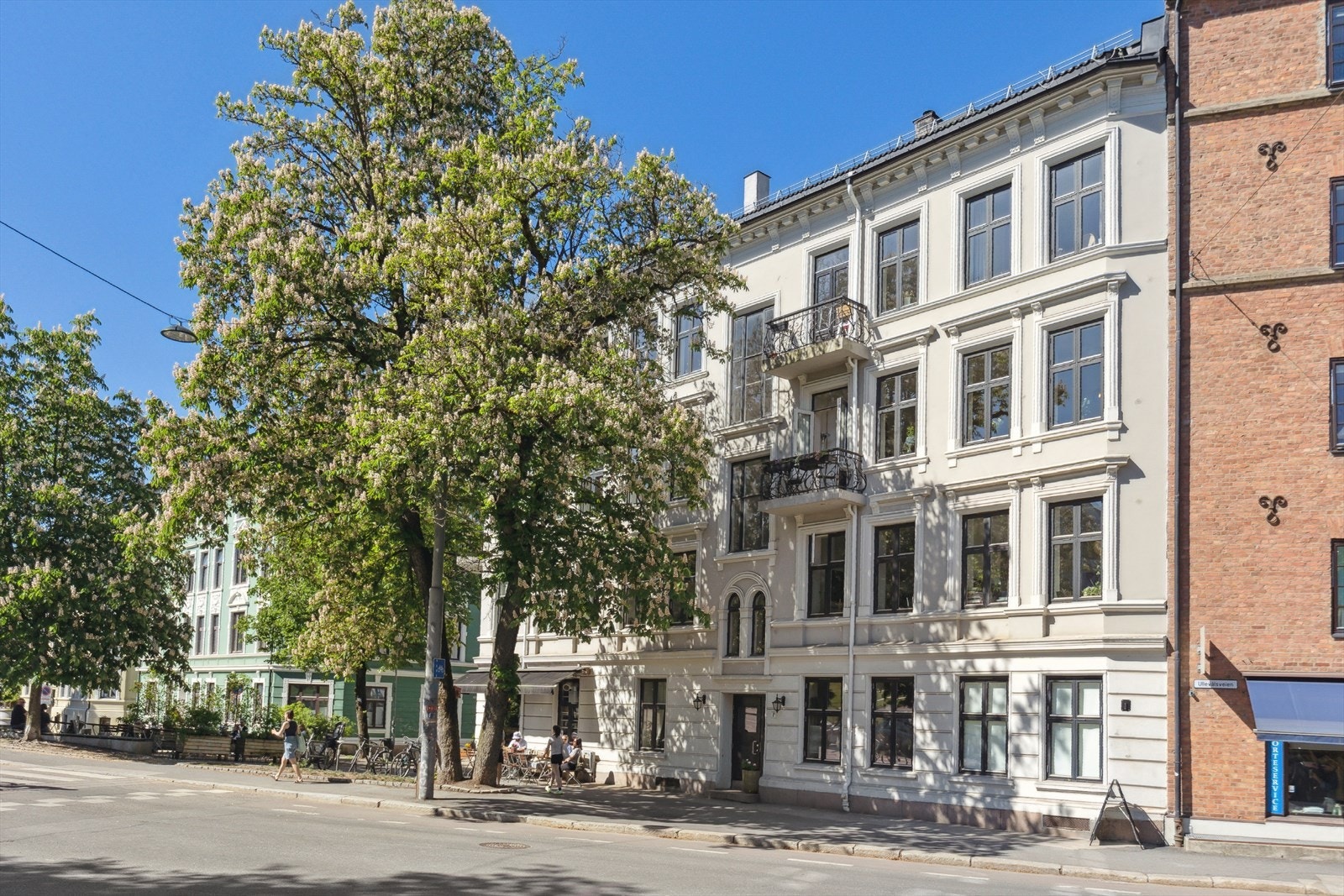 Sett utenfra fremstår leiligheten som svært privat, godt skjult bak et frodig tre og skaper en behagelig og tilbaketrukket atmosfære. Galleribilde