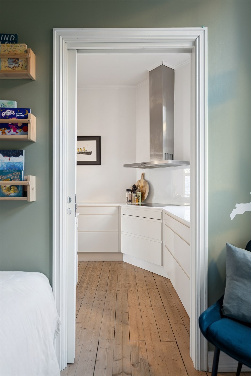 Soverom II har inngang fra kjøkkenet og benyttes i dag som soverom for minste mann. Rommet byr på gode møbleringsmuligheter og kan enkelt tilpasses etter behov. Galleribilde