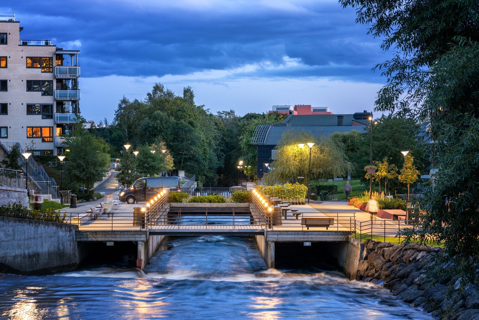 Akerselva blir også brukt godt som en tur sti. Akerselva strekker seg fra sentrurm, og helt opp til Maridalsvannet. Galleribilde