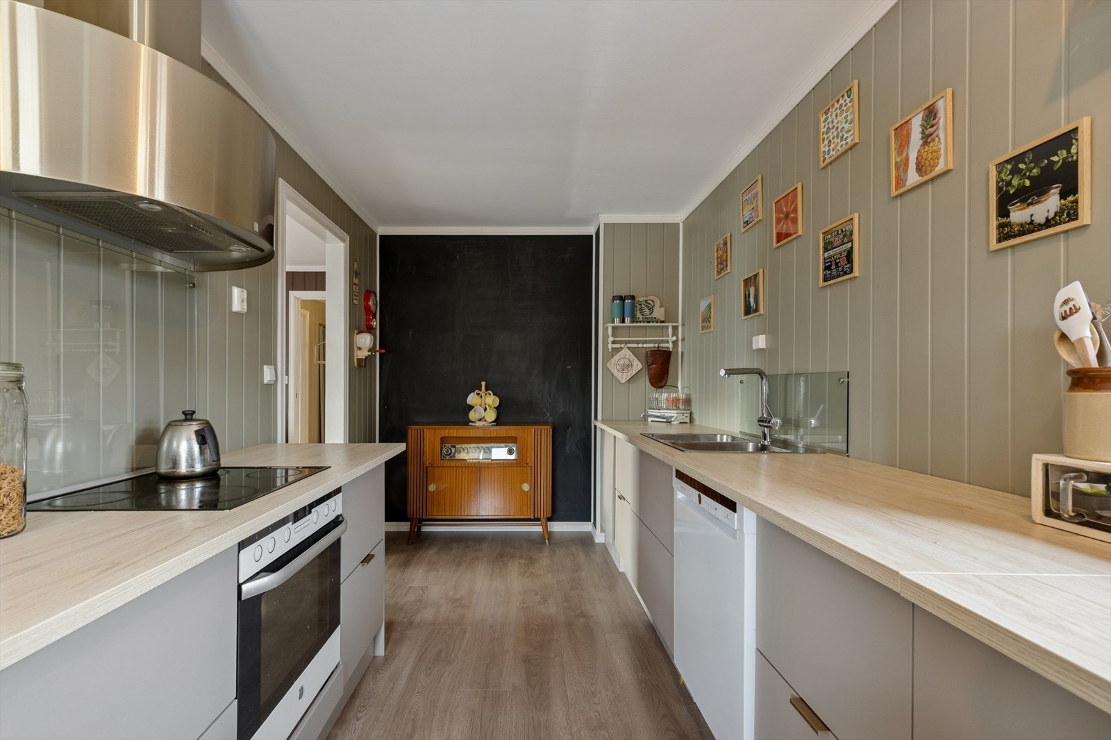 Av hvitevarer er det koketopp, stekeovn, oppvaskmaskin og kjøl-/fryseskap. Galleribilde