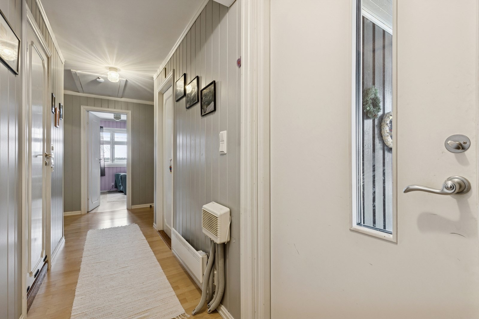 Her ønskes du velkommen inn i entré med plass til å henge fra deg ytterklær. Galleribilde