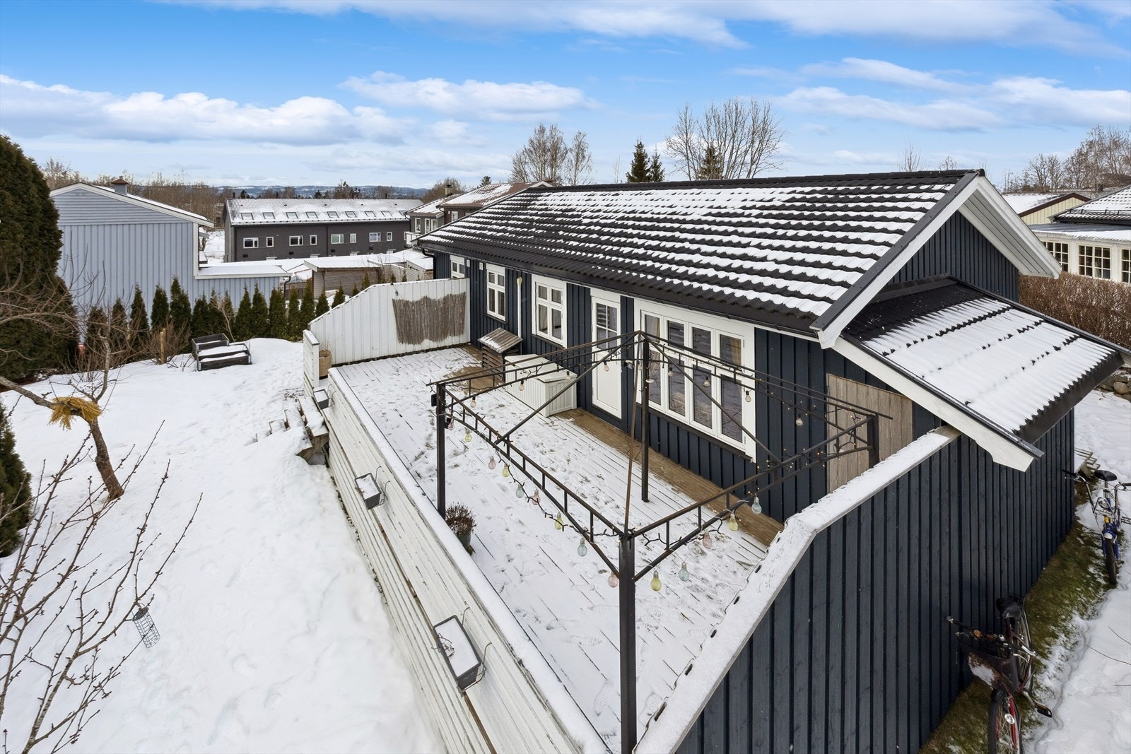 Stor veranda på 40 kvm med utgang fra stue og ned til hagen. Verandaen er ikke godkjent, se mer pkt. ferdigattest. Galleribilde