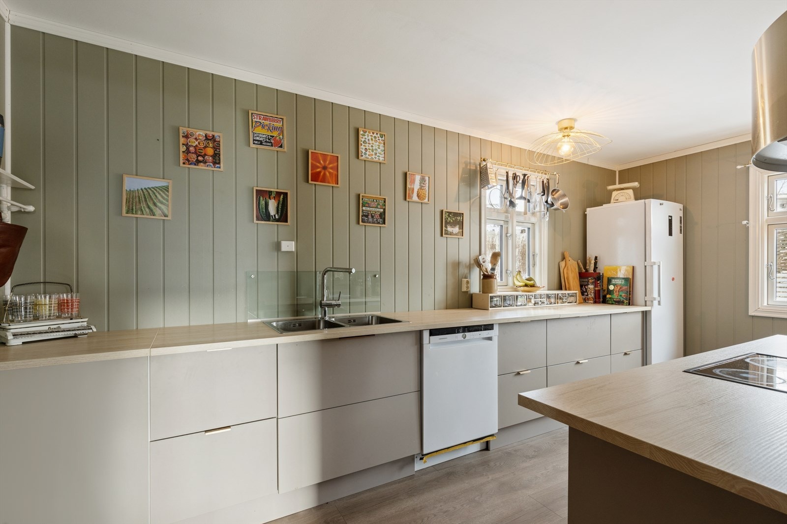 Kjøkkeninnredningen er fra 2024 med glatte fronter, samt laminat benkeplate med oppvaskkum og blandebatteri. Galleribilde