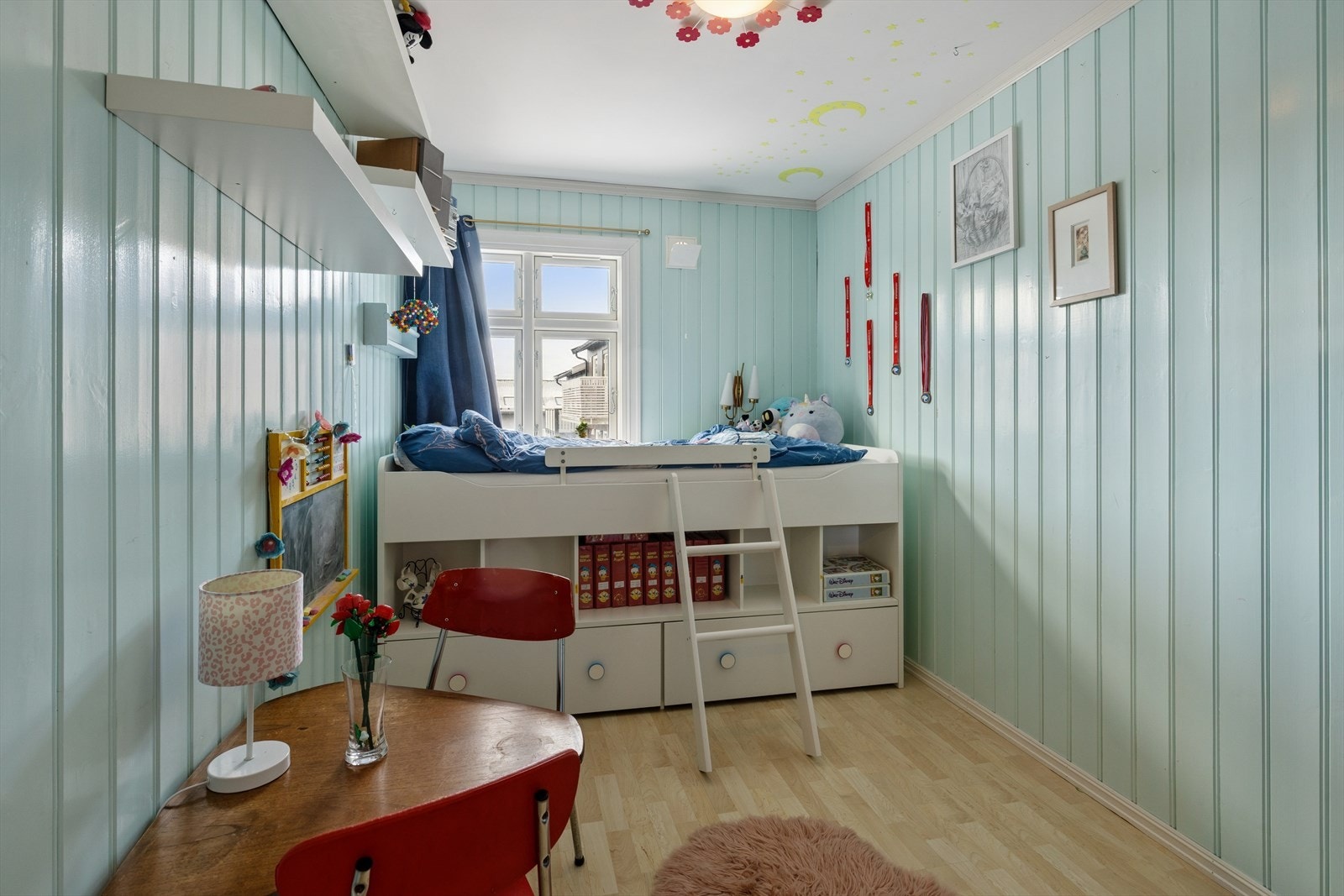 De to andre soverommene er noe mindre i størrelse med god plass til seng, tilhørende møblement og oppbevaring. Galleribilde