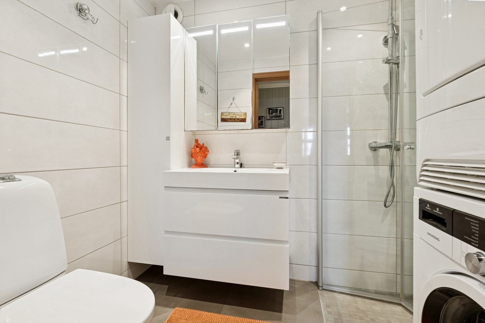 Pent baderom fra 2018 som har flislagte overflater på både vegger og gulv, samt et malt tak. Det er behagelig varme i gulvet fra elektriske varmekabler. Galleribilde