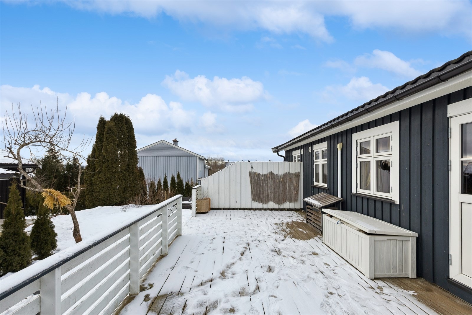 Verandaen blir en forlengelse av stuen på varme sommerdager. Galleribilde
