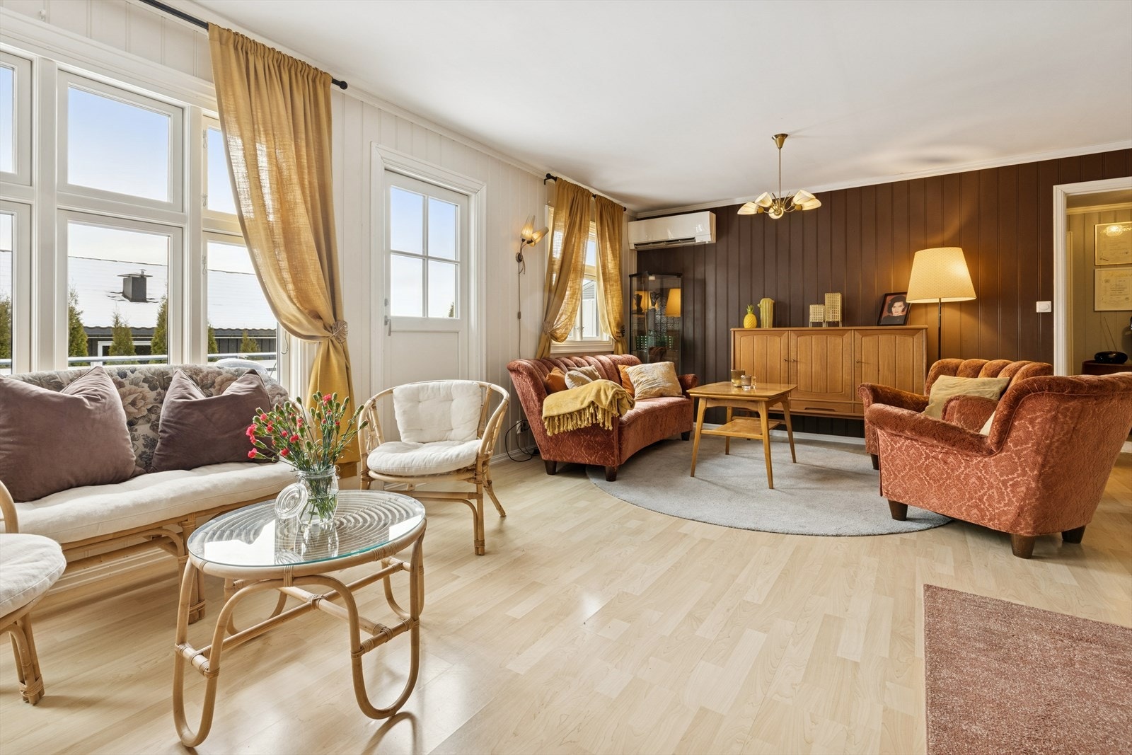 Her er det flere store vindusflater som slipper inn mye naturlig lys og skaper en god atmosfære i rommet. Galleribilde