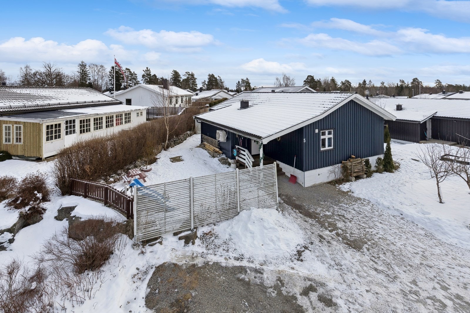 Tomen er opparbeidet med gressplen, hekk, trær og diverse beplanting. Gruset gårdsplass med gode parkeringsmuligheter. Galleribilde