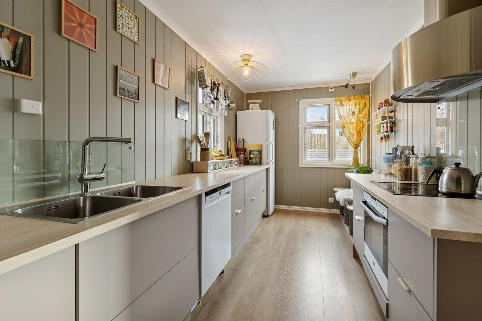 Kjøkkenet er innredet i en praktisk form, og har godt med både skap- og benkeplass. Galleribilde