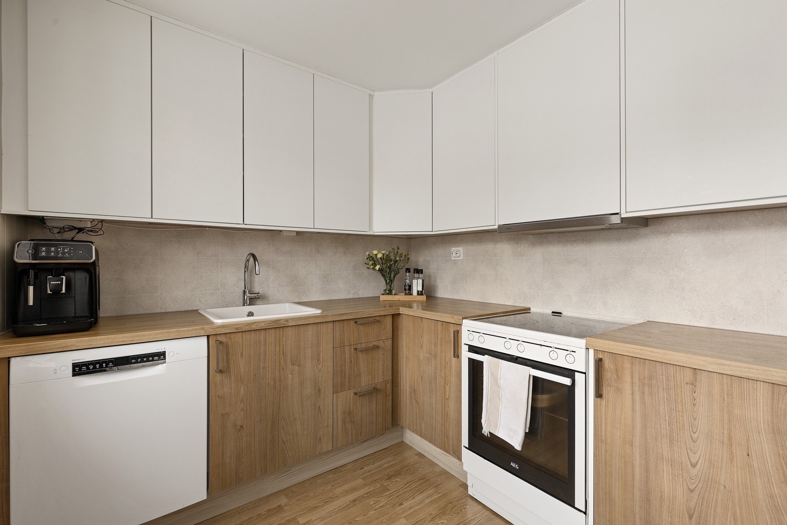 Kjøkkenet er klassiskt og tidløst med slette fronter og laminat benkeplate. Galleribilde