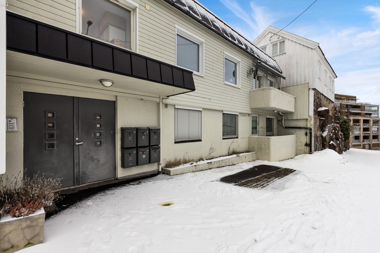 Leiligheten er en del av det veletablerte Munkegården Eierseksjonssameie. De disponerer en gjesteparkering i front av bygget. Galleribilde