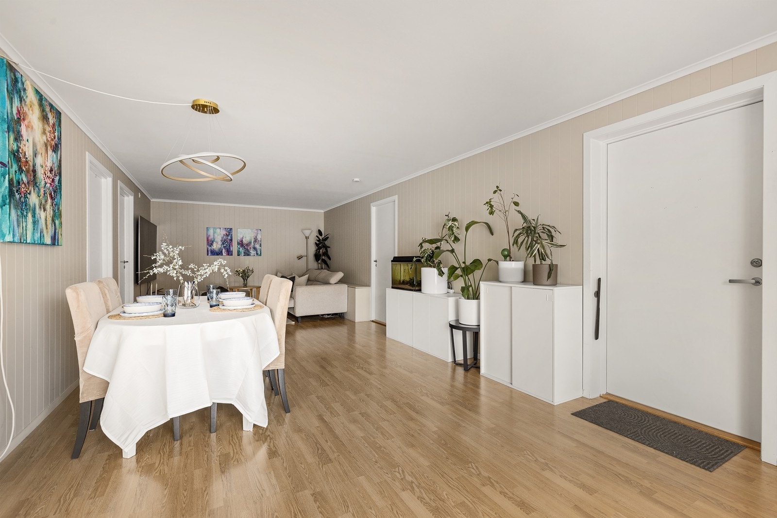 Stuen er romslig noe som gir rikelig med møblerings muligheter. Galleribilde