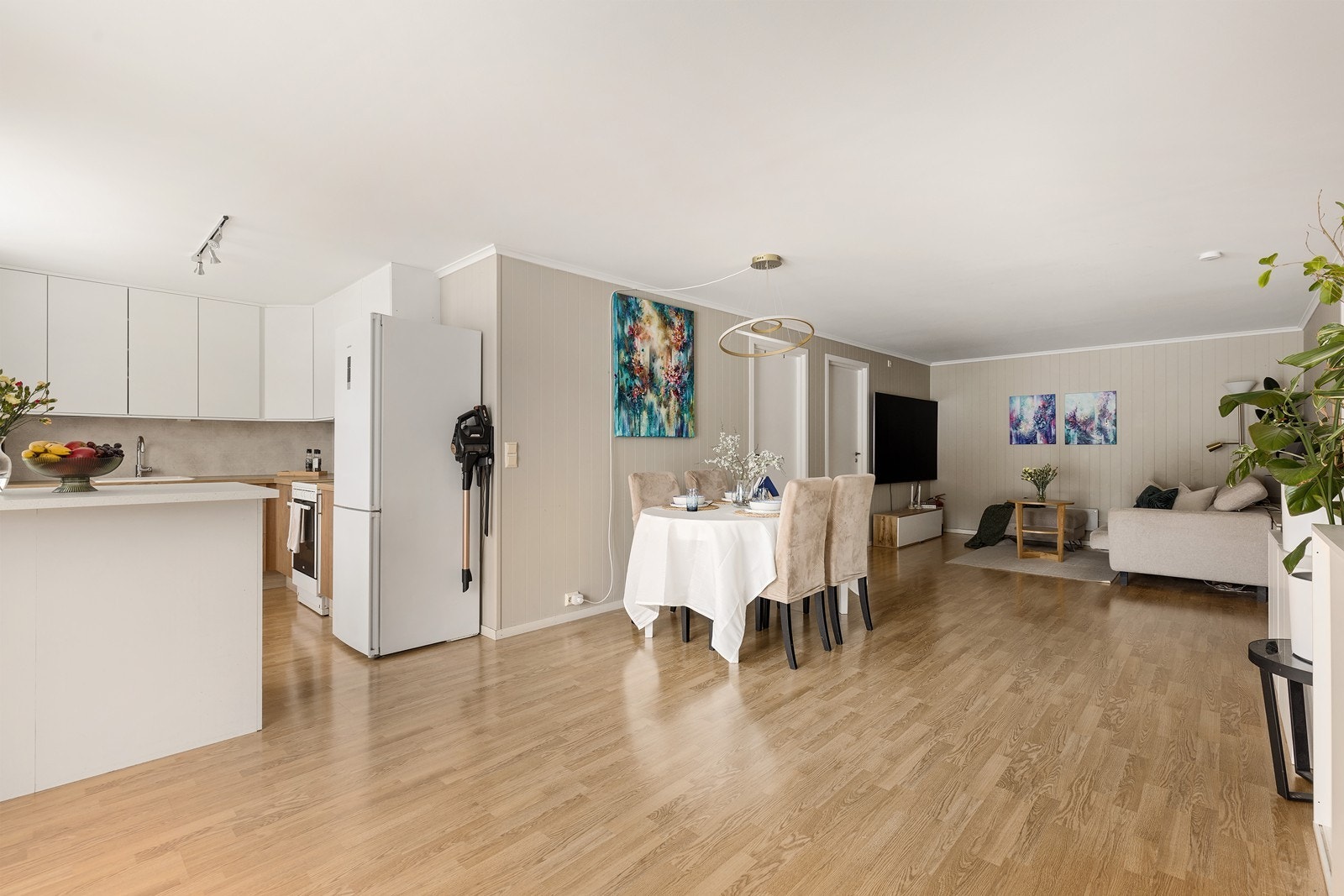 Stor og delvis åpen kjøkken/stue løsning som inviterer til møblerering etter eget ønske Galleribilde